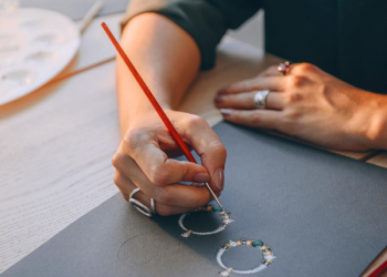 How to Interpret Classic Works of Top Jewelry Designers from an Artistic Perspective?