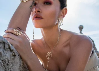 How Virtual Reality (VR) Enhances Consumer Experience in Custom Jewelry Design