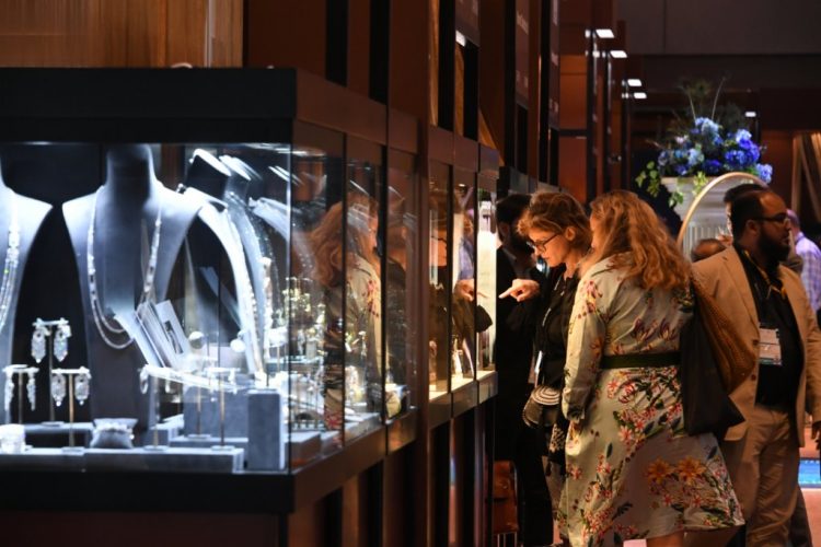 Which Brands and Works Are a Must-See When Visiting Jewelry Exhibitions?