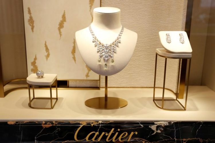 Interactive Experiences in Jewelry Exhibitions: How Technology Enhances Audience Engagement