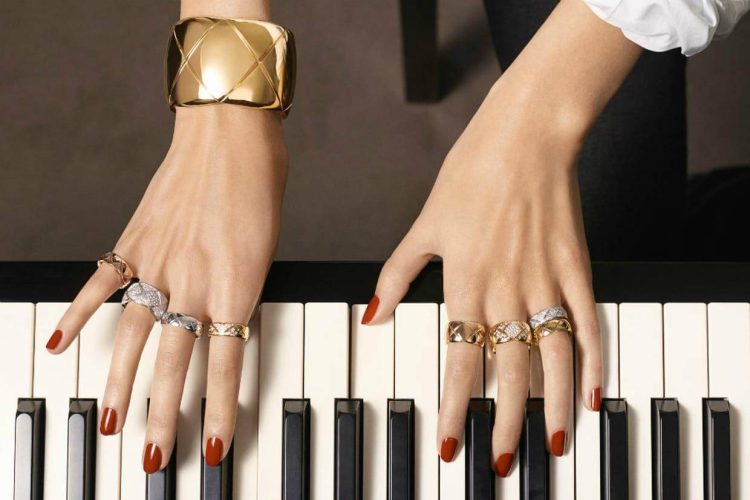 Title: 2025’s Pioneering Jewelry Brands: Spotlight on Special Exhibitions and Strategic Launches