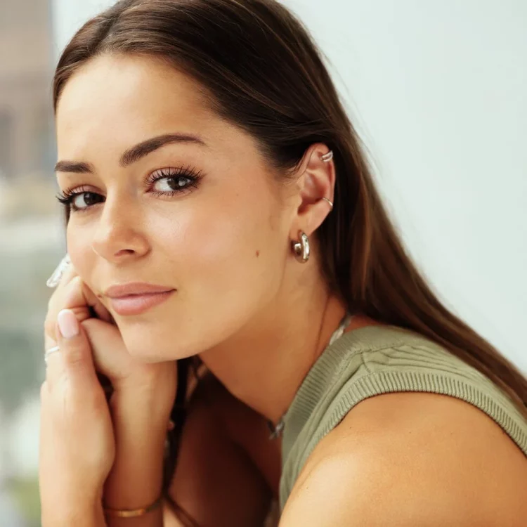 Why Minimalist Jewelry Is Especially Popular This Year: How It Defines Modern Luxury