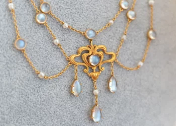 What Makes Antique Jewelry So Enduringly Popular?