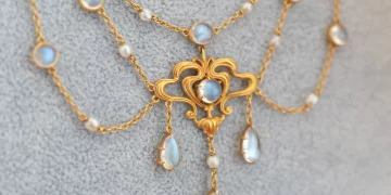 What Makes Antique Jewelry So Enduringly Popular?