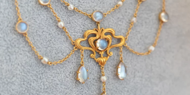What Makes Antique Jewelry So Enduringly Popular?