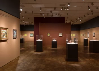 How Do Temporary Exhibitions Compare to Permanent Collections?