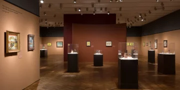 How Do Temporary Exhibitions Compare to Permanent Collections?