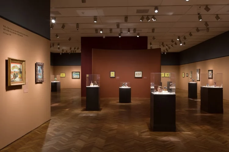 How Do Temporary Exhibitions Compare to Permanent Collections?